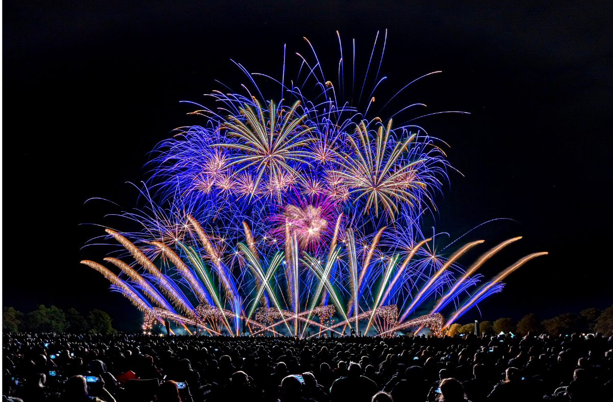 Das Bild zeigt ein großes Feuerwerk.