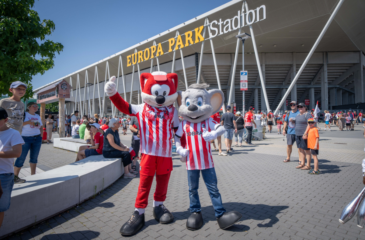 Maskottchen des Europa-Parks vor dem Freiburger Stadion