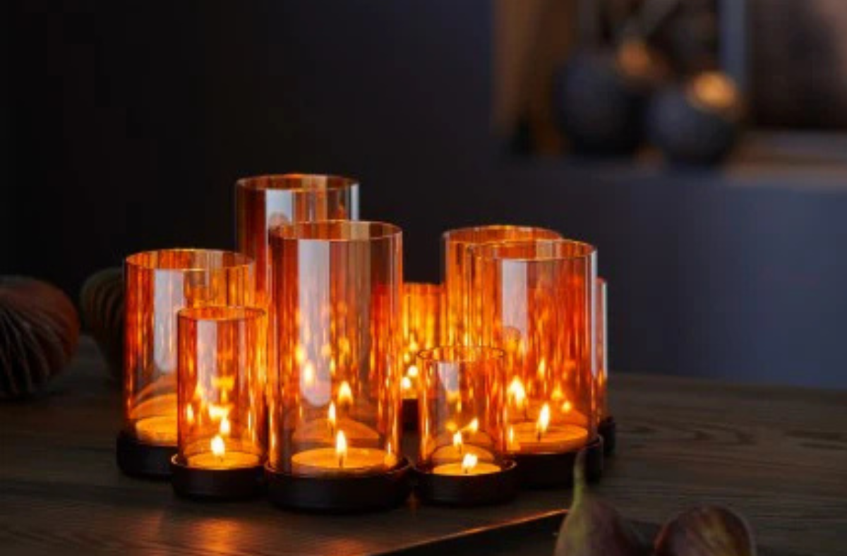 Abbildung des Produktes: Kerzenhalter aus Gläsern, orange gefärbt