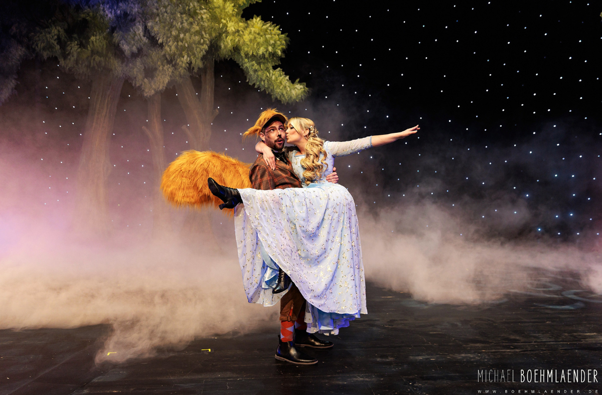 2 Musical Darsteller (Mann und Frau) in Tanzpose