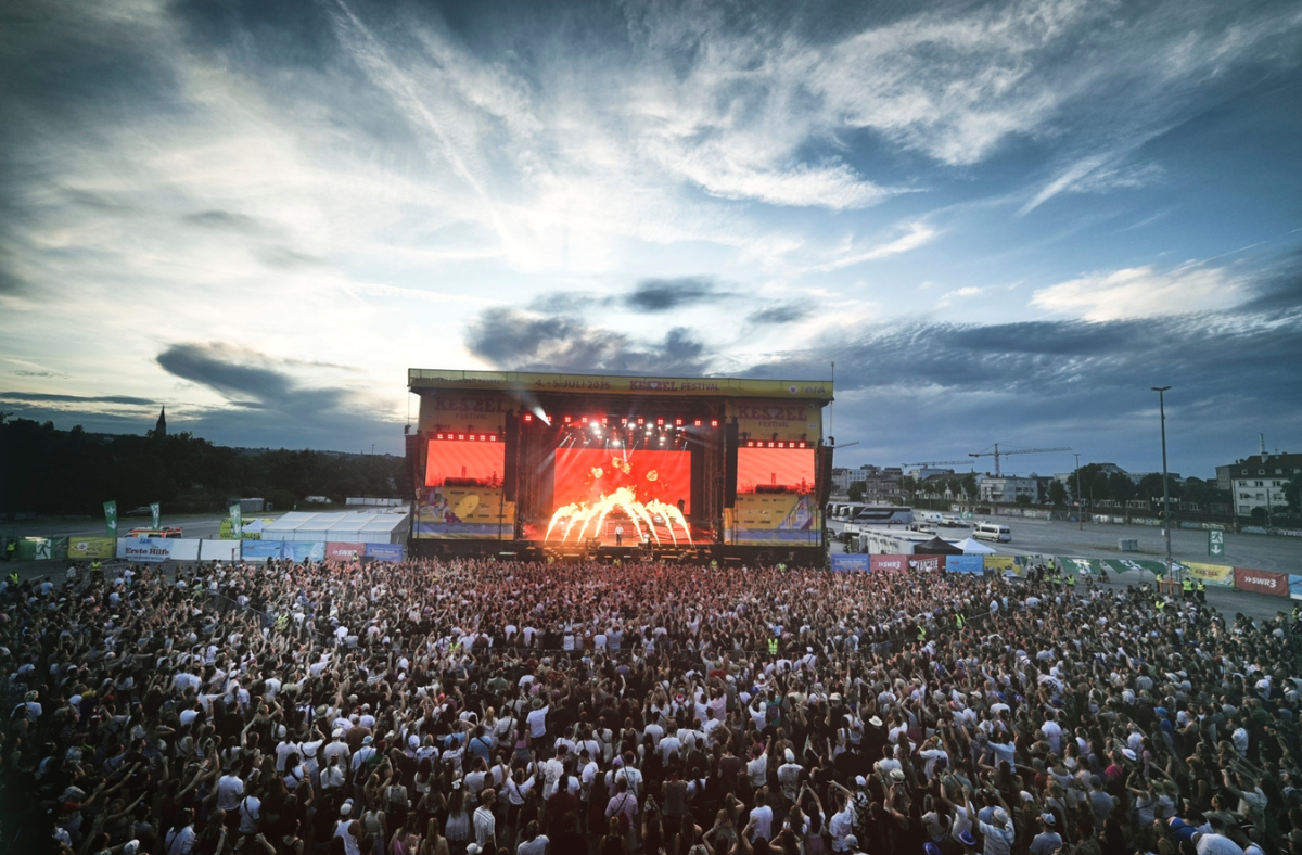 Die Bühne des Kesselfestivals in der Dämmerung.