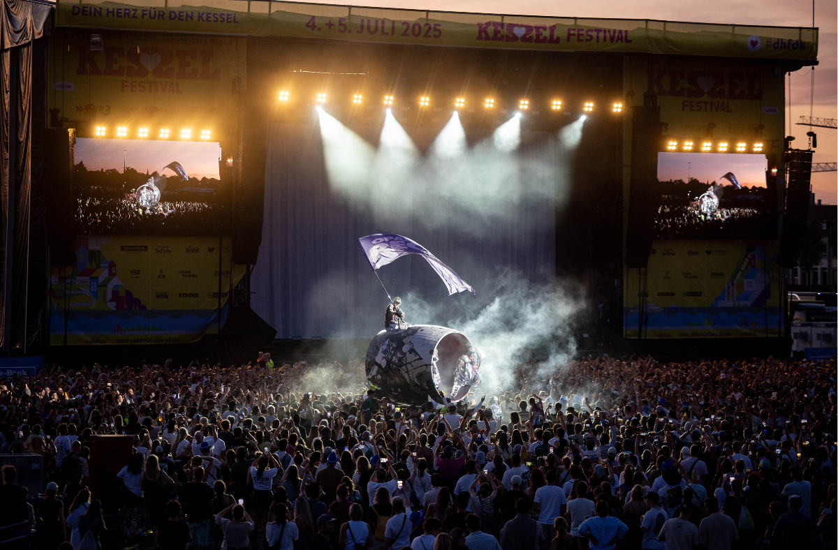 Hauptbühne des Kesselfestivals bei Nacht
