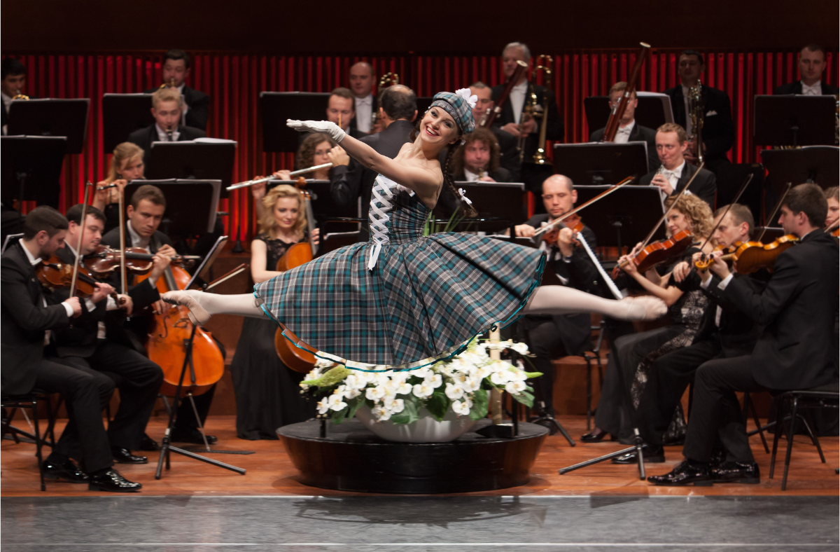 Orchester mit Tänzerin