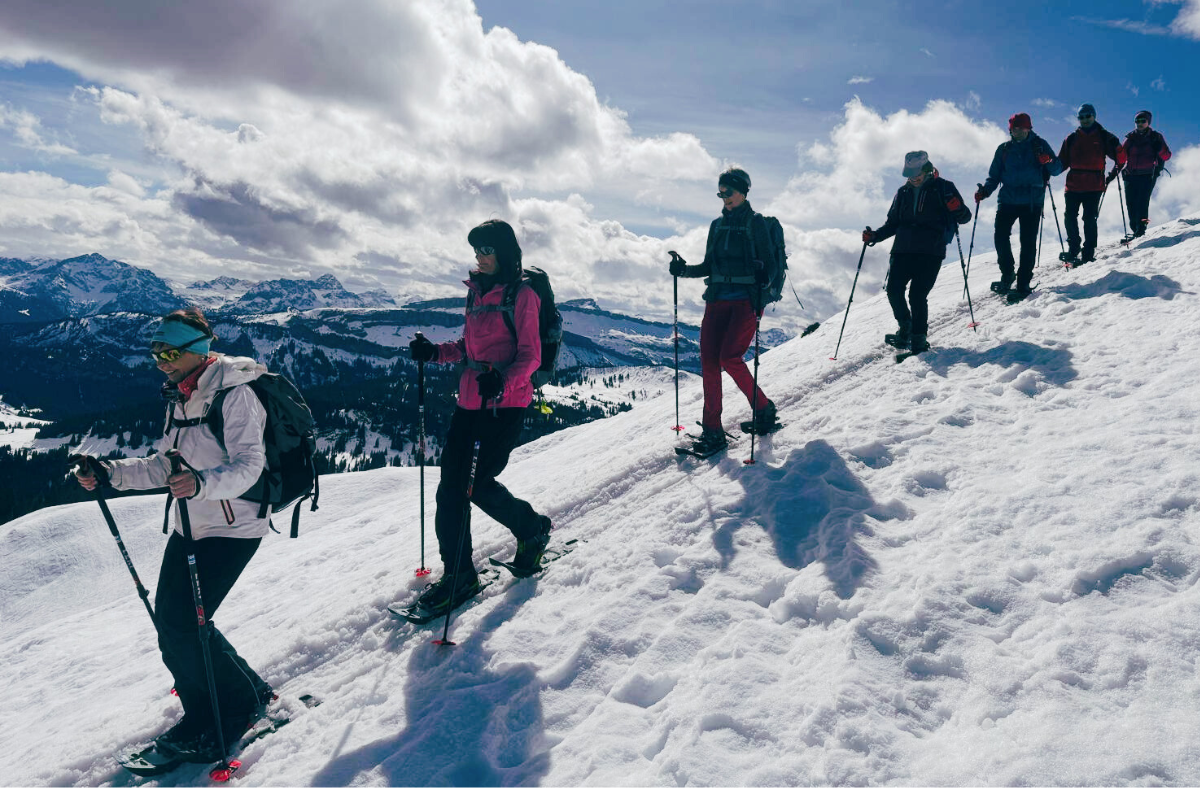 Schneeschuhwanderer in einer weißen Berglandschaft