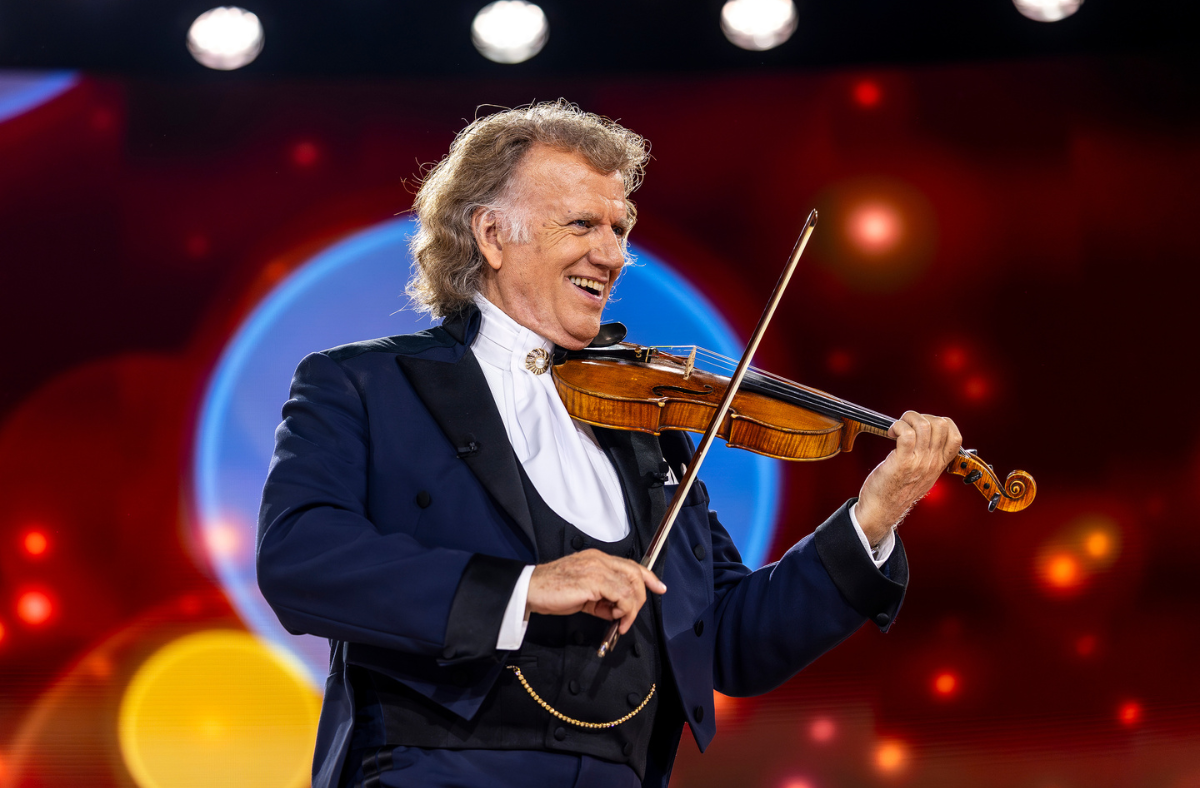 Andre Rieu auf der Bühne mit einer Geige
