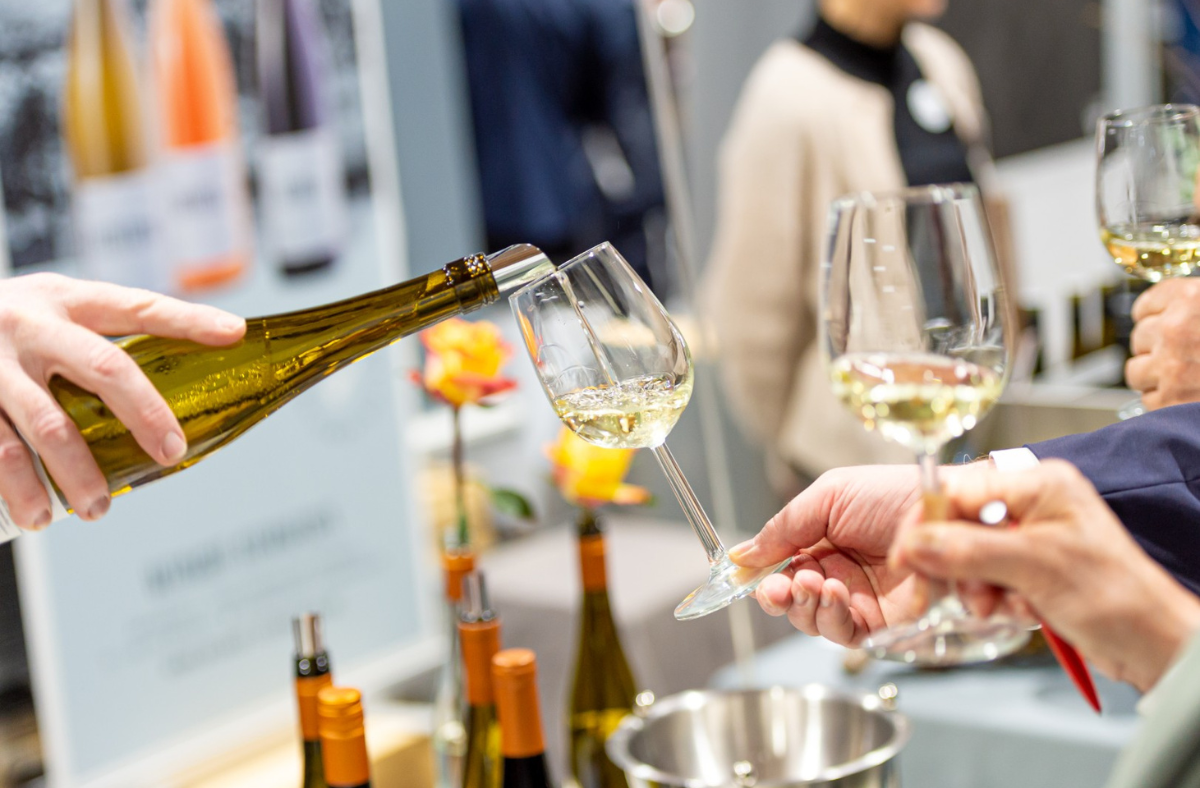 Weißwein wird in ein Glas eingeschenkt