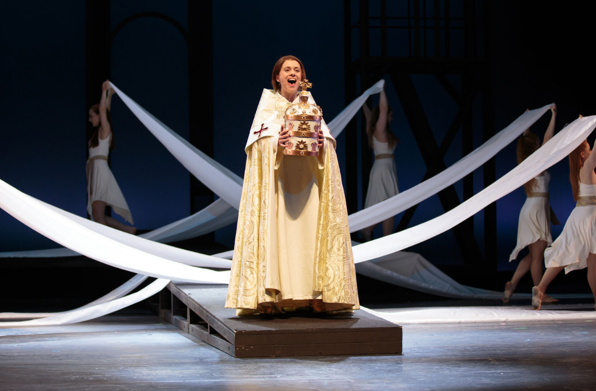 ein Bild der Sängerin auf der Bühne des Musicals die Päpstin