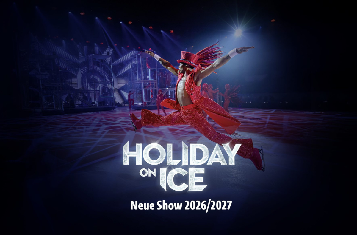 Kostümierter Schlittschuhläufer der übers Eis springt