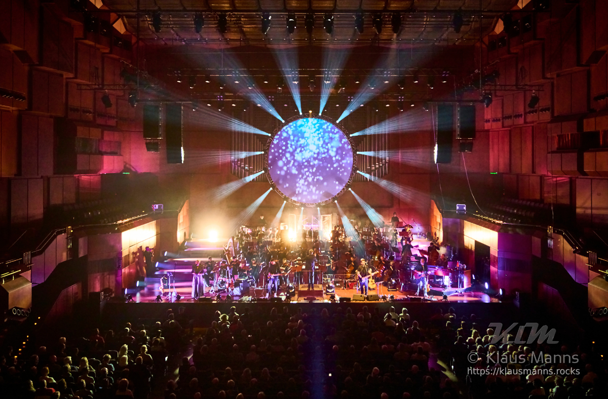 Bild von der beleuchteten Bühne mit Orchester