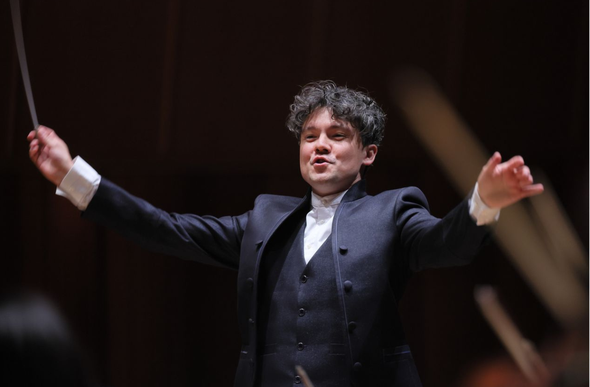 Der Dirigent wird auf dem Bild gezeigt