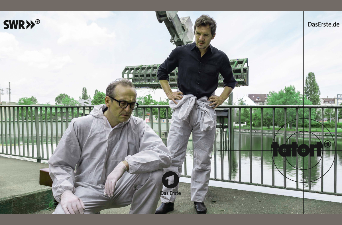 Man Sieht die beiden Tatort Kommissare an einem Tatort