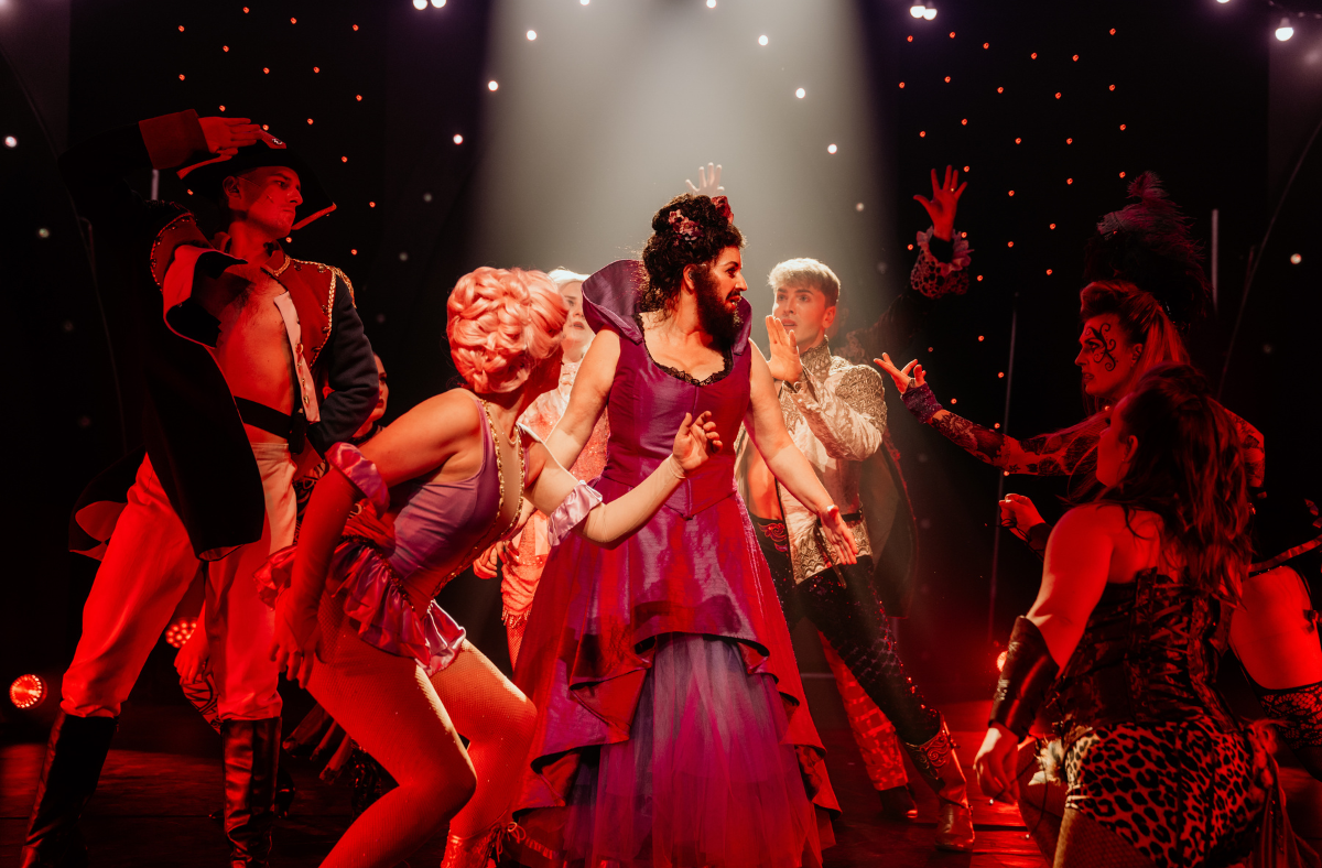 Das Bild zeigt die Darsteller des Musicals auf der Bühne